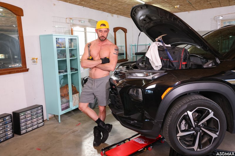 Garage Heat: Johnny Ford and Cristiano's Anal Encounter - image 1