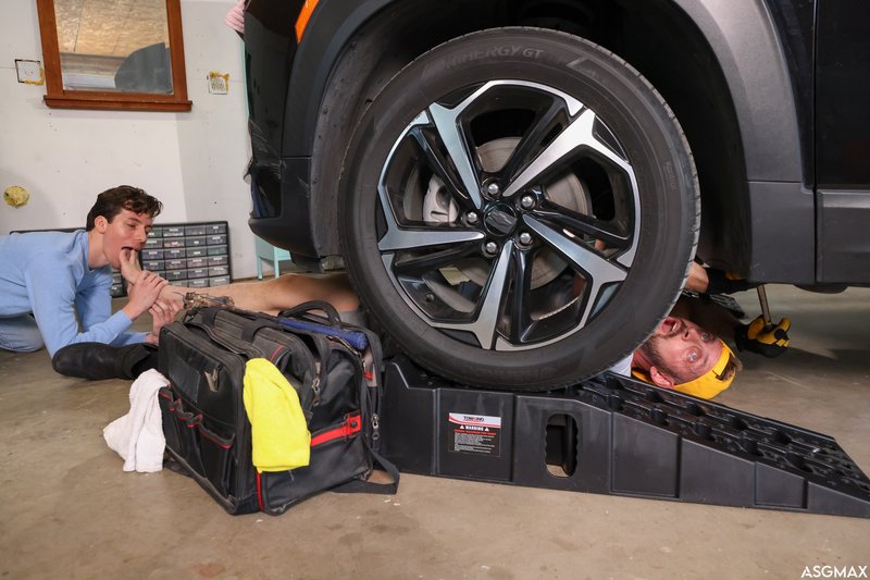 Garage Heat: Johnny Ford and Cristiano's Anal Encounter - image 8