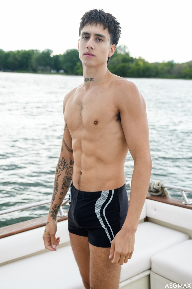 Outdoor Pleasure: Enzo Muller and Angel Elias's Anal Showdown on the Boat - image 4